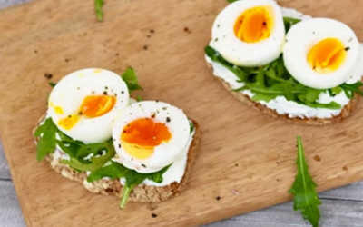 Tostadas de Arúgula Kultiva Organics  y huevo