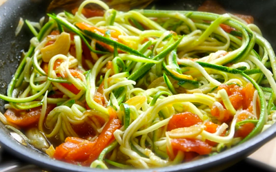 Fideos de zucchini con espinaca y tomate