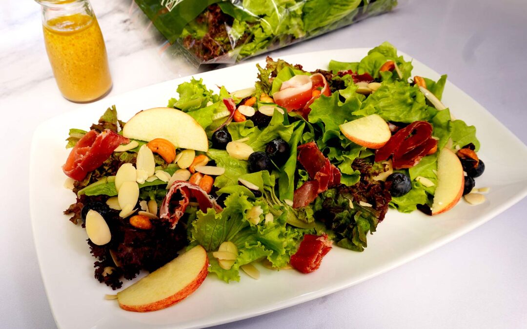 Ensalada con manzana, arándanos y vinagreta de manzana